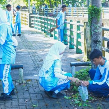 1-1 Tanamkan Karakter Peduli Lingkungan, Siswa SMPN 1 Banjarbaru Bersihkan Lingkungan Sekitar