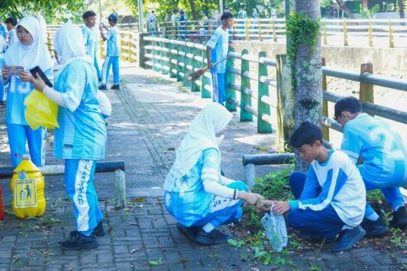 Tanamkan Karakter Peduli Lingkungan, Siswa SMPN 1 Banjarbaru Bersihkan Lingkungan Sekitar