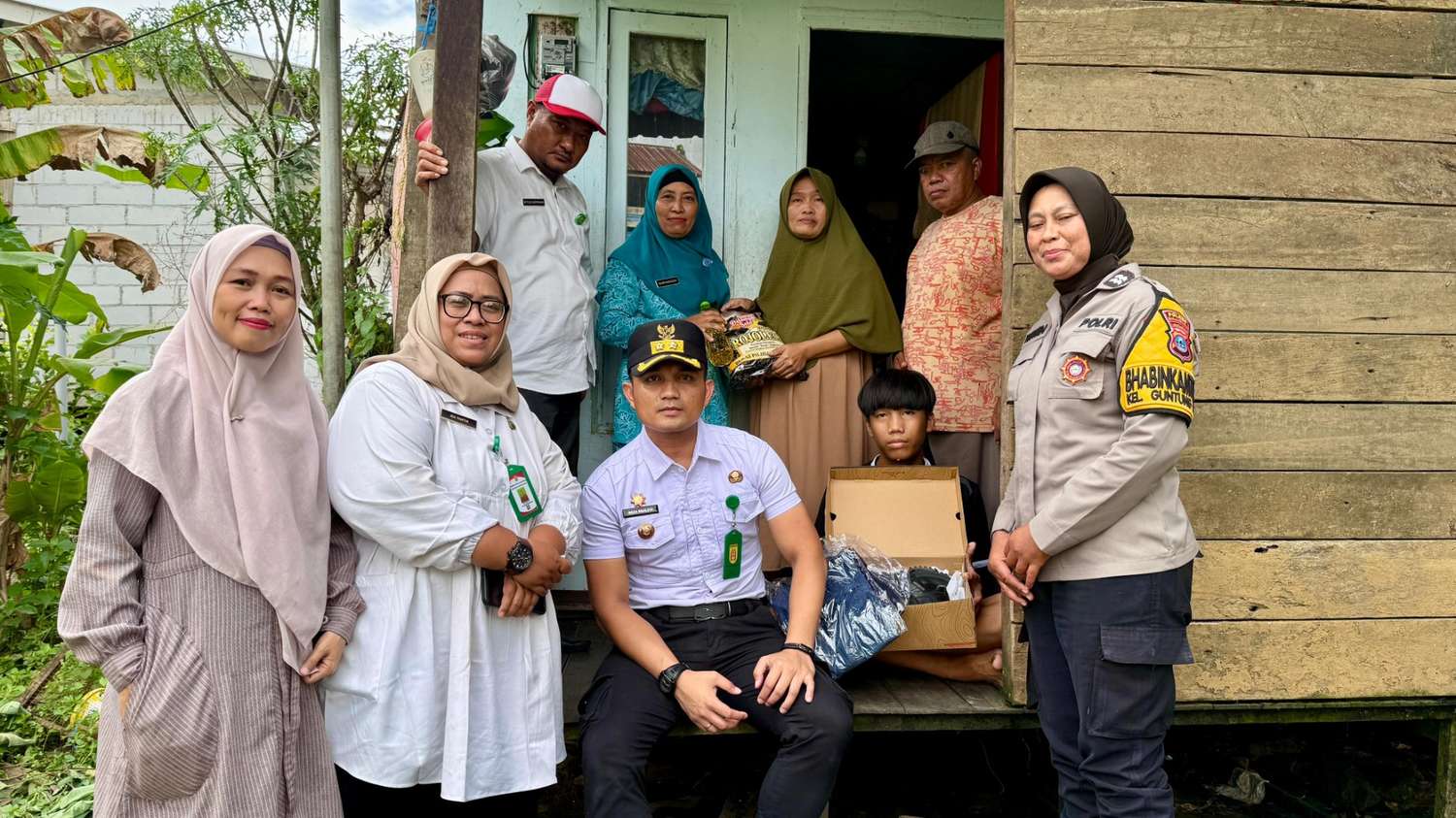 Bebaskan Lingkungan dari Sampah, Guntung Paikat Hadirkan Sembako dan Harapan Baru Lewat ‘GAPAI BERKAH