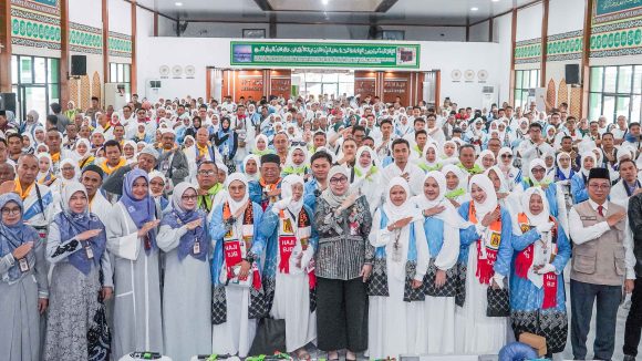 Gema Talbiyah di Embarkasi Banjarmasin: Wali Kota Hj. Erna Lisa Halaby Lepas Jemaah Haji Banjarbaru 1447 H