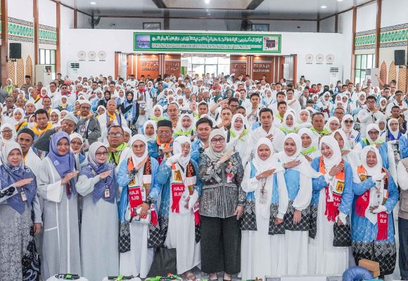 Gema Talbiyah di Embarkasi Banjarmasin: Wali Kota Hj. Erna Lisa Halaby Lepas Jemaah Haji Banjarbaru 1447 H