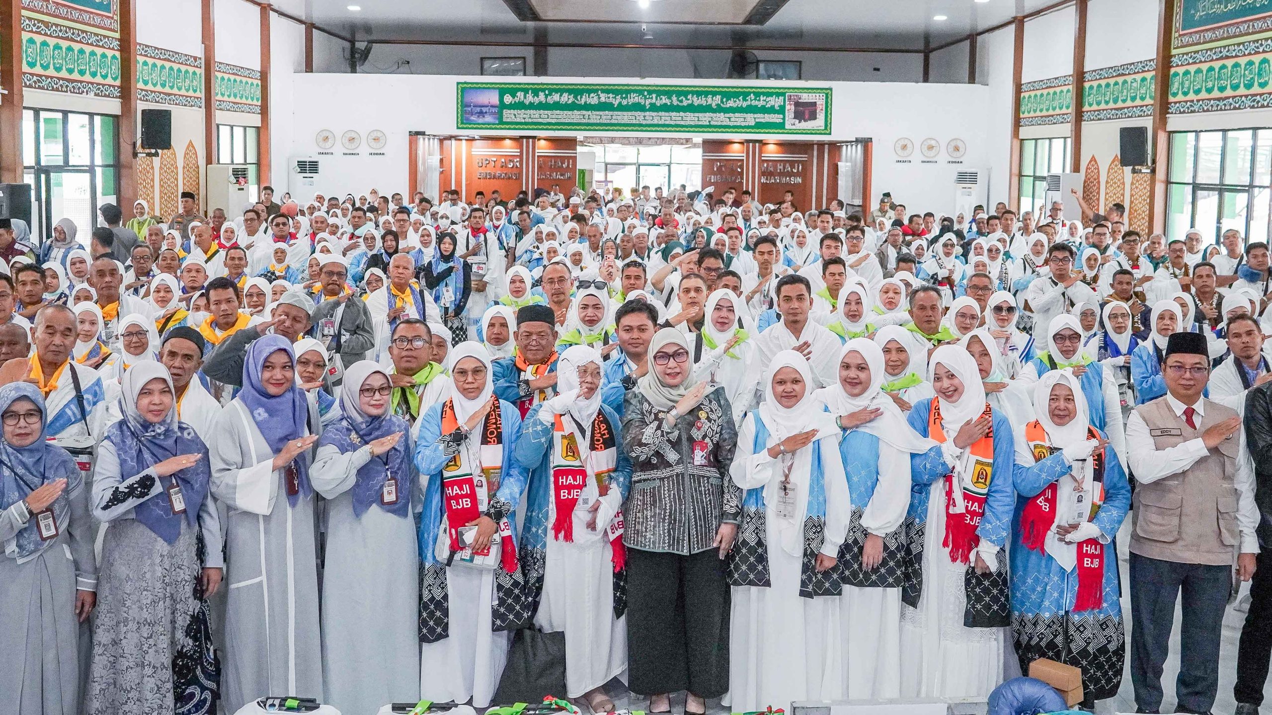 Wali Kota Erna Lisa Halaby Lepas Keberangkatan Jemaah Haji Banjarbaru di Embarkasi Banjarmasin
