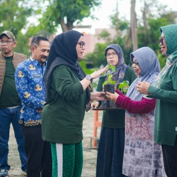 Wali Kota Lisa Halaby Turun Langsung Bagikan Bibit untuk ‘Kartini Hebat’ Banjarbaru