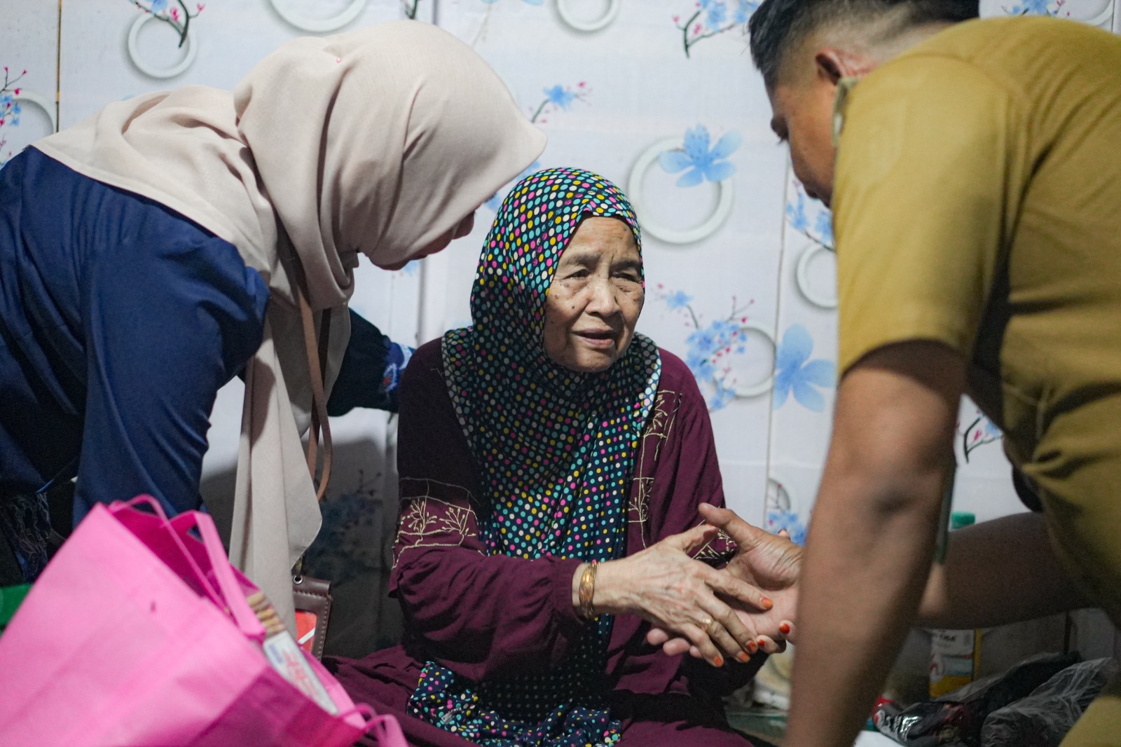 Sampaikan Duka Mendalam Wali Kota, DP3APMP2KB Sambangi Keluarga Ustazah HN