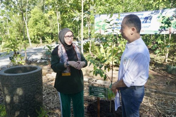 Tanam Pohon Gaharu, Wali Kota Lisa Gaungkan Gerakan Perempuan Penjaga Lingkungan