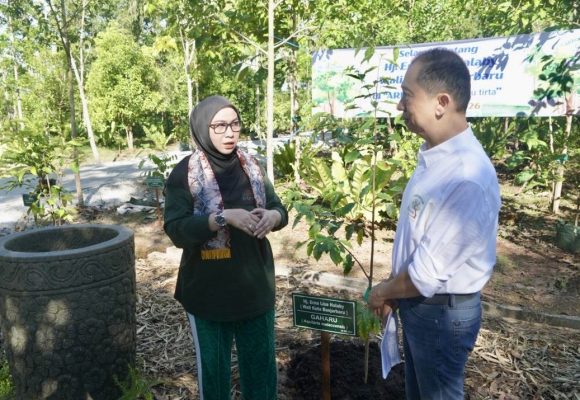 Tanam Pohon Gaharu, Wali Kota Lisa Gaungkan Gerakan Perempuan Penjaga Lingkungan