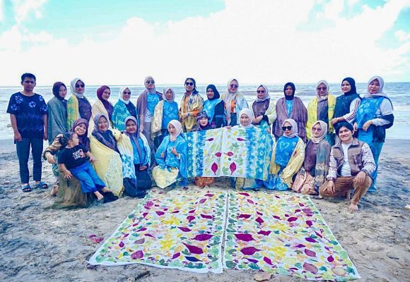 Dorong Kemandirian Ekonomi, Warga Sumber Makmur Belajar Seni Kriya Bersama Praktisi Dekranasda Banjarbaru