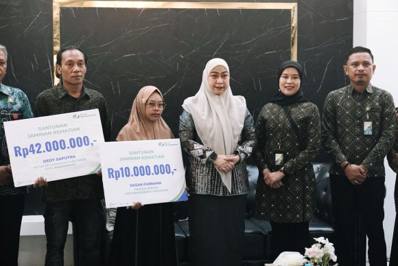 Wali Kota Banjarbaru Serahkan Manfaat BPJS Ketenagakerjaan kepada Ahli Waris Ketua RT dan Pekerja Rentan