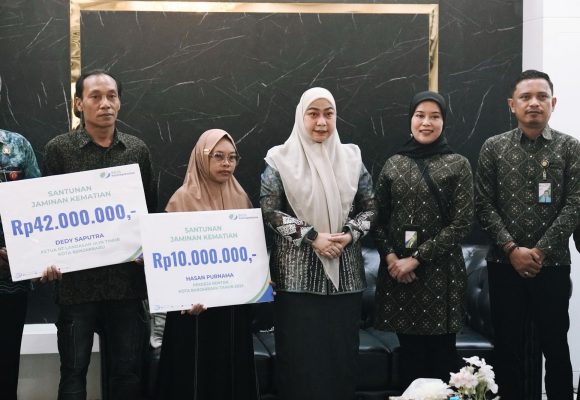 Wali Kota Banjarbaru Serahkan Manfaat BPJS Ketenagakerjaan kepada Ahli Waris Ketua RT dan Pekerja Rentan