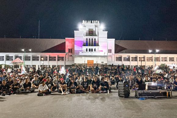 Nobar Piala Dunia di Lapangan Dr. Murdjani Tingkatkan Antusiasme Warga dan Penjualan UMKM