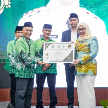 Berpihak pada Guru dan Madrasah, Wali Kota Lisa Antar Banjarbaru Sabet Penghargaan Nasional PGM Award 2026
