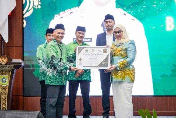 Berpihak pada Guru dan Madrasah, Wali Kota Lisa Antar Banjarbaru Sabet Penghargaan Nasional PGM Award 2026