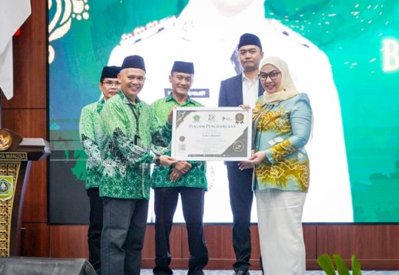 Berpihak pada Guru dan Madrasah, Wali Kota Lisa Antar Banjarbaru Sabet Penghargaan Nasional PGM Award 2026