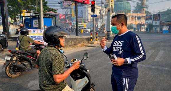 Asap Karhutla Kembali Kepung Banjarbaru, Kecamatan BBS Serentak Bergerak Bagikan Masker