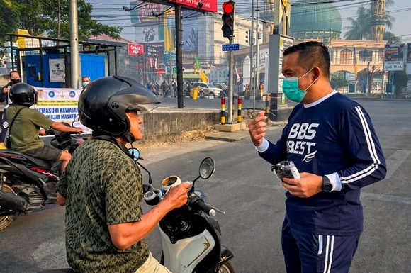 Asap Karhutla Kembali Kepung Banjarbaru, Kecamatan BBS Serentak Bergerak Bagikan Masker