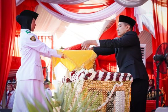 Pimpin Upacara Penurunan Bendera HUT ke-81 RI, Ketua DPRD Banjarbaru Ajak Aparatur Tingkatkan Pelayanan Publik