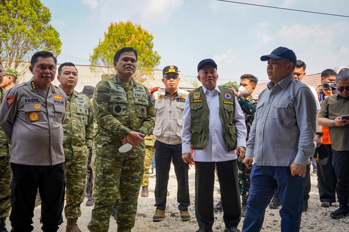 FIK09264 Instruksi Prabowo Gerak Cepat, KSAL Turun Langsung Pastikan Karhutla Banjarbaru Terkendali