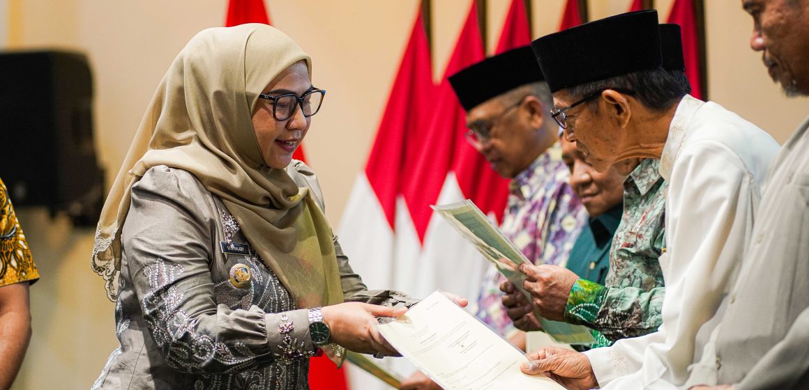 Foto-13 104 Sertifikat Tanah Wakaf Diserahkan kepada 53 Lembaga di Banjarbaru