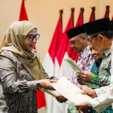 Foto-13 104 Sertifikat Tanah Wakaf Diserahkan kepada 53 Lembaga di Banjarbaru