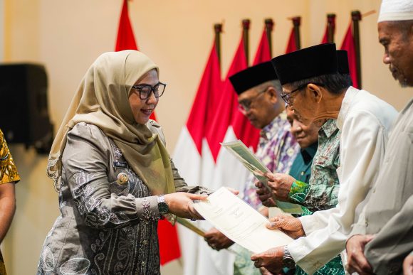 104 Sertifikat Tanah Wakaf Diserahkan kepada 53 Lembaga di Banjarbaru