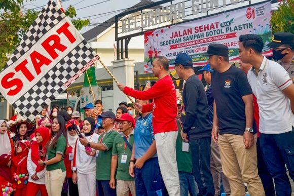 Sampah Jadi Sedekah! Jalan Sehat Kumpulkan 126 Kg Botol Plastik Warga Guntung Paikat Mengalir untuk Relawan Karhutla
