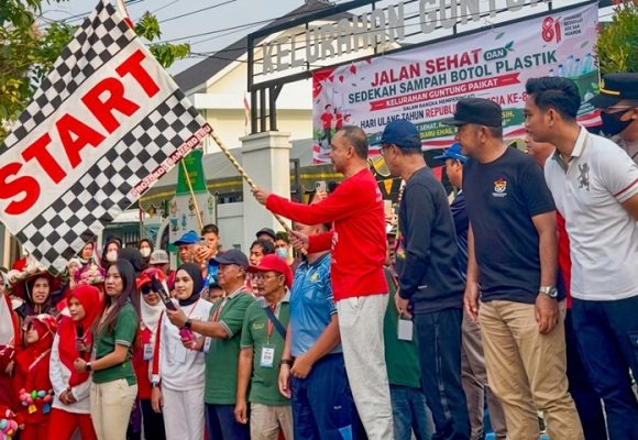 Sampah Jadi Sedekah! Jalan Sehat Kumpulkan 126 Kg Botol Plastik Warga Guntung Paikat Mengalir untuk Relawan Karhutla