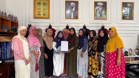 SBK Sasirangan Resmi Menjadi Merek Sasirangan Pertama yang Meraih Sertifikat Halal
