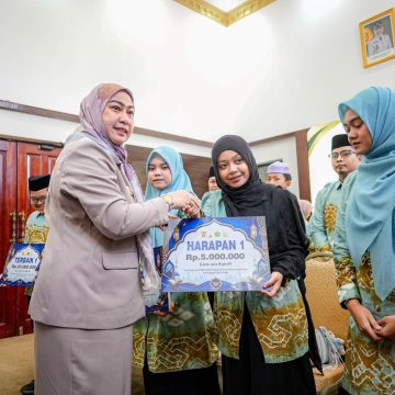 Apresiasi Perjuangan Kafilah, Wali Kota Banjarbaru Serahkan Bonus MTQN XXXVII