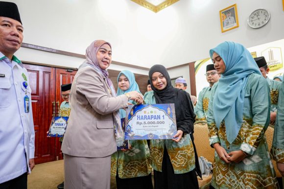 Apresiasi Perjuangan Kafilah, Wali Kota Banjarbaru Serahkan Bonus MTQN XXXVII