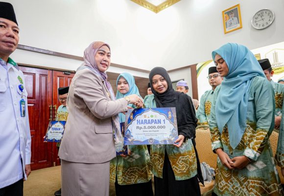 Apresiasi Perjuangan Kafilah, Wali Kota Banjarbaru Serahkan Bonus MTQN XXXVII