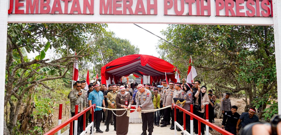 Wali Kota Banjarbaru dampingi Kapolda Resmikan Jembatan Merah Putih