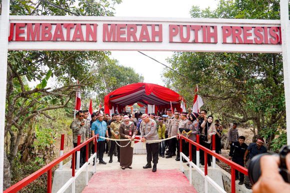 Wali Kota Banjarbaru dampingi Kapolda Resmikan Jembatan Merah Putih