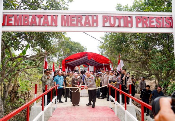 Wali Kota Banjarbaru dampingi Kapolda Resmikan Jembatan Merah Putih