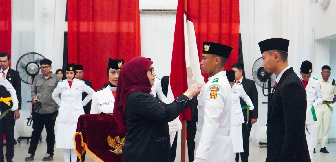 WhatsApp Image 2026-08-15 at 10.18.57 PM Dikukuhkan Wali Kota Lisa, 33 Paskibraka Banjarbaru Siap Berdiri di Garda Terdepan HUT RI