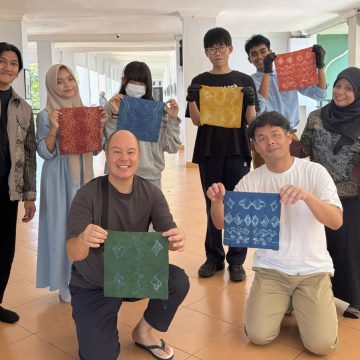 Guru tamu di GIBS - workshop sasirangan alam utk siswa Jepang Keren! Pelajar Australia dan Jepang Asyik Menjelujur Sasirangan Ramah Lingkungan Bersama SBK