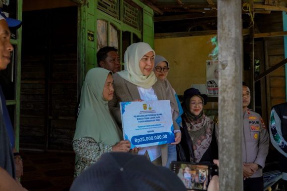 Wali Kota Lisa Tak Hanya Bangun Kota, Barakat Gawe Banjarbaru Benahi Rumah Warga Yang Tidak Layak Huni