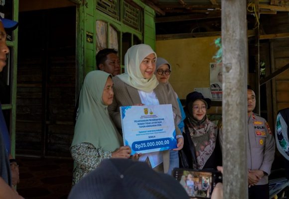Wali Kota Lisa Tak Hanya Bangun Kota, Barakat Gawe Banjarbaru Benahi Rumah Warga Yang Tidak Layak Huni