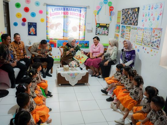 Bunda PAUD Lisa Mendongeng Bersama Anak