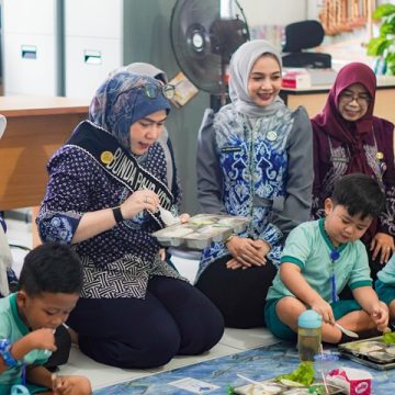 BJB09463bjbtv Bunda Lisa Kawal Tumbuh Anak di Cempaka, dari Ukur Fisik hingga Ikut Menyantap MBG