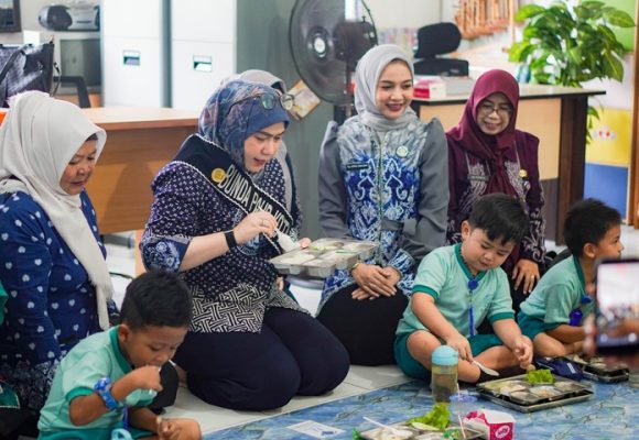 Bunda Lisa Kawal Tumbuh Anak di Cempaka, dari Ukur Fisik hingga Ikut Menyantap MBG