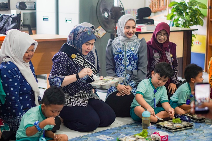 BJB09463bjbtv Bunda Lisa Kawal Tumbuh Anak di Cempaka, dari Ukur Fisik hingga Ikut Menyantap MBG