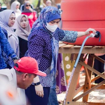 Bukan Sekadar Air Bersih, Wali Kota Lisa Bawa Bantuan Sembako untuk Warga Pumpung