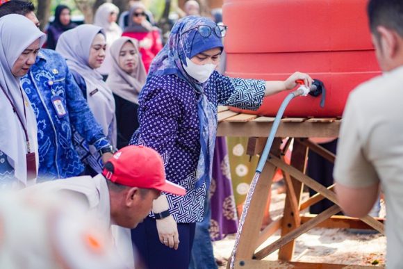 Bukan Sekadar Air Bersih, Wali Kota Lisa Bawa Bantuan Sembako untuk Warga Pumpung