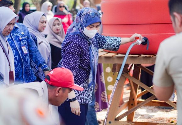 Bukan Sekadar Air Bersih, Wali Kota Lisa Bawa Bantuan Sembako untuk Warga Pumpung