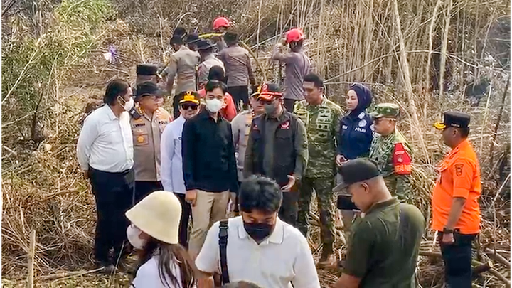 Sequence 06.00_06_34_42.Still001 Kabut Asap Belum Pulih, Wapres Gibran Turun ke Banjarbaru dan Sampaikan Permohonan Maaf kepada Warga Kalimantan