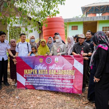 Kemarau Mencekik, Wali Kota Lisa Turun Langsung Bawa Air Bersih untuk Warga Sungai Ulin