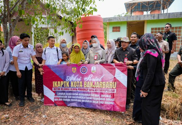 Kemarau Mencekik, Wali Kota Lisa Turun Langsung Bawa Air Bersih untuk Warga Sungai Ulin