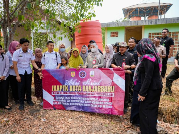 Kemarau Mencekik, Wali Kota Lisa Turun Langsung Bawa Air Bersih untuk Warga Sungai Ulin