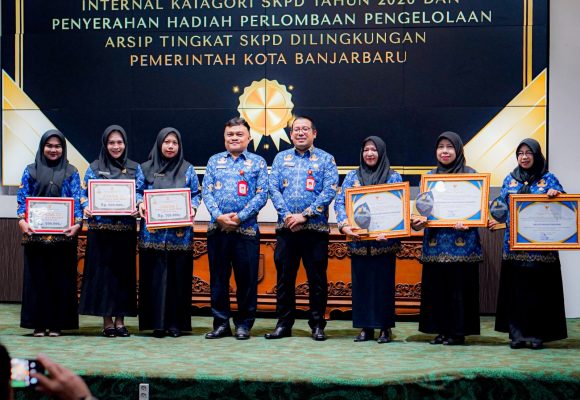 Penyerahan Hadiah Audit Kearsipan Internal dan Pengelola Arsip Kota Banjarbaru Tahun 2026