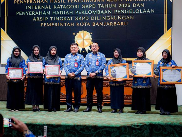 Penyerahan Hadiah Audit Kearsipan Internal dan Pengelola Arsip Kota Banjarbaru Tahun 2026